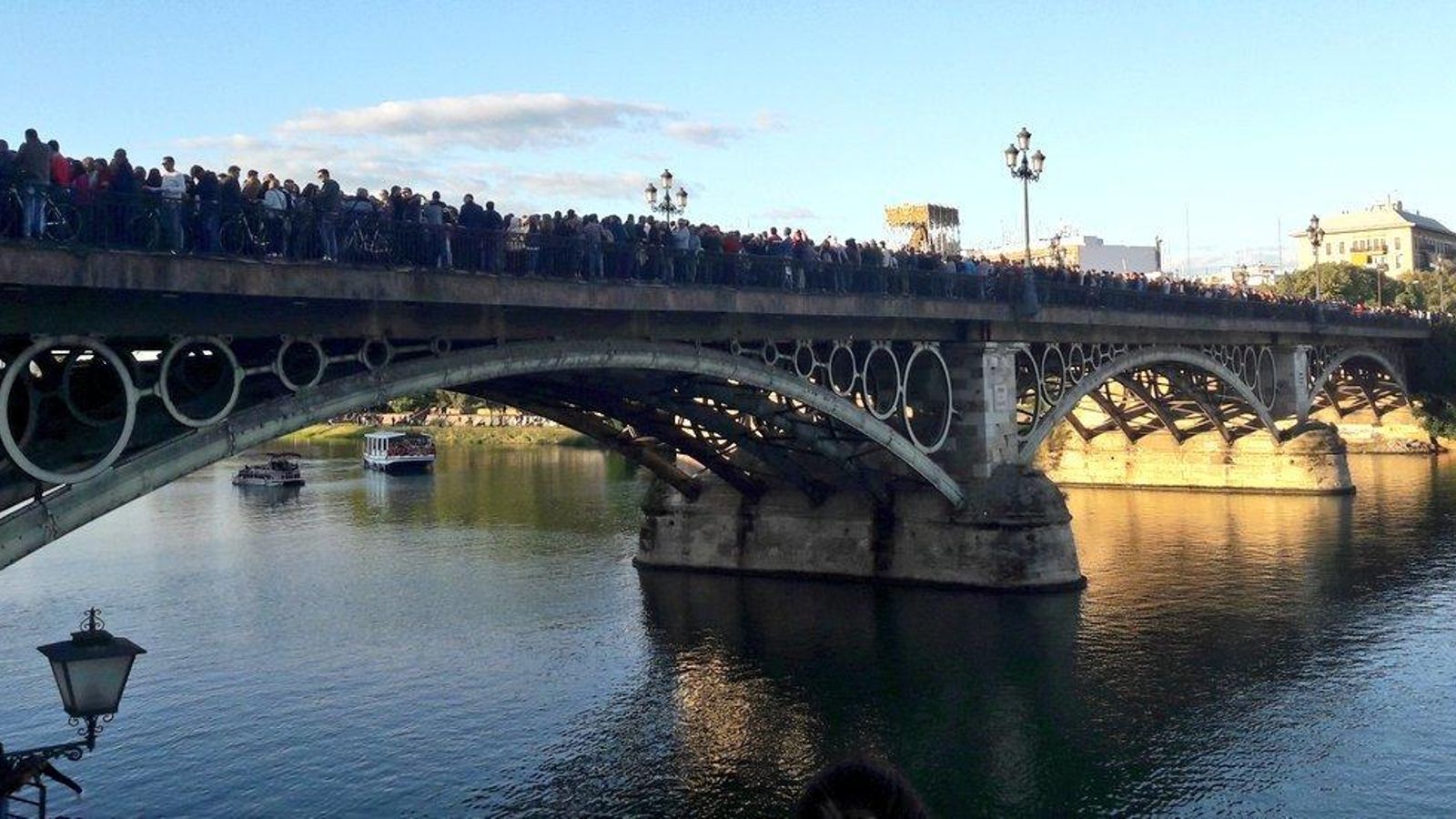 Gentío en el puente.