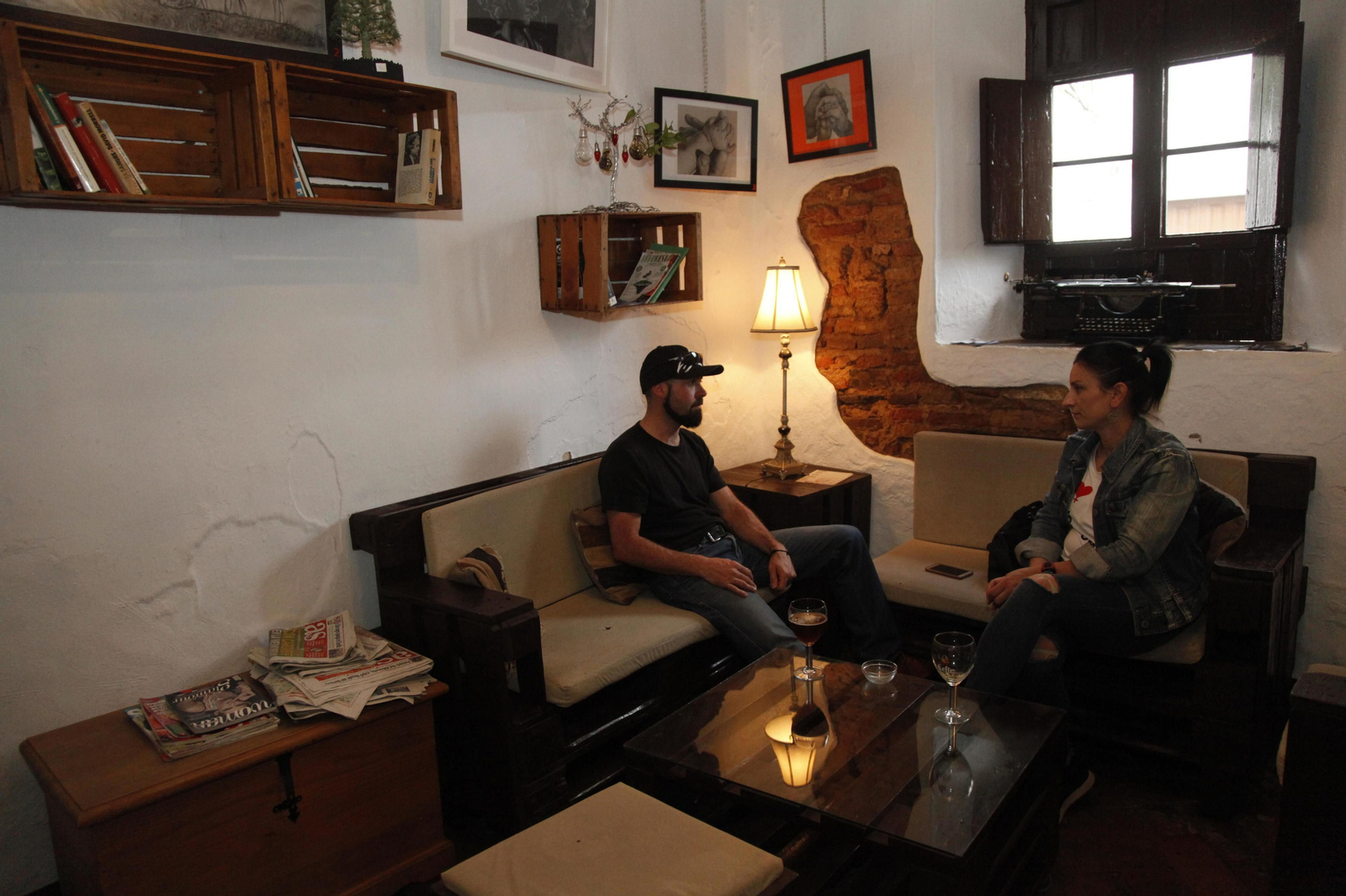Una pareja conversa en una de las habitaciones del caserón que ocupa Santiamén, salita que acoge tertulias literatias y encuentros de artistas.