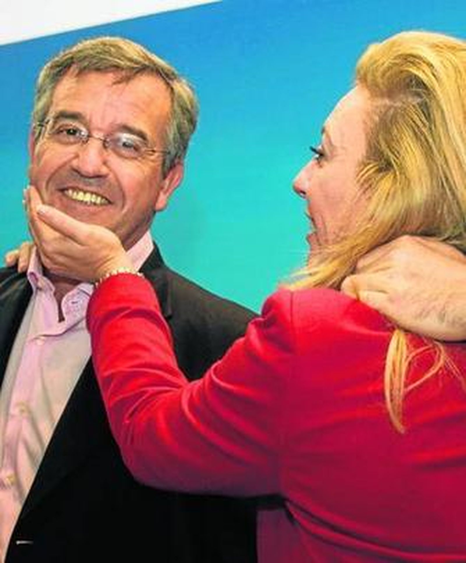 Carolina España felicita a García Urbano, anoche, en la sede del PP.