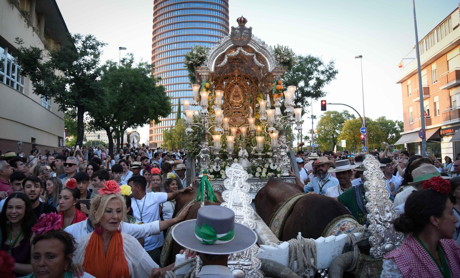 Llegada de la Hermandad del Rocío de Triana 2025 a Sevilla