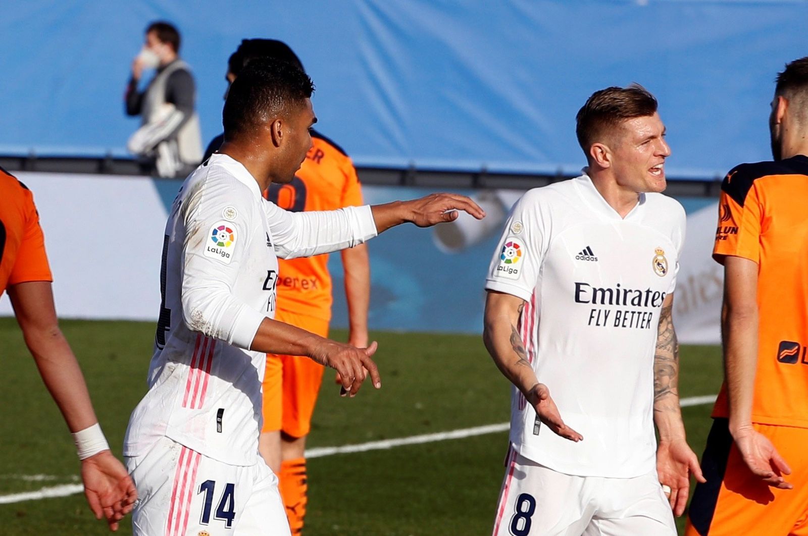 Casemiro felicita a Kroos tras su tanto al Valencia.