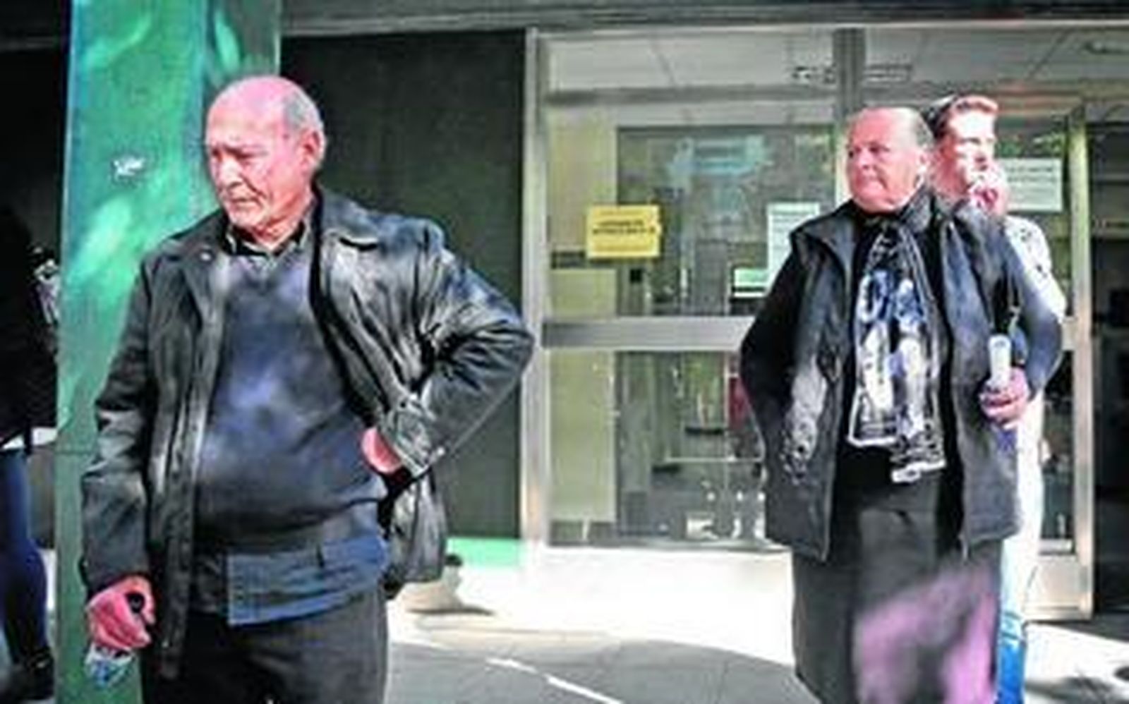 Francisco Holgado y Antonia Castro, los padres del joven asesinado, salen ayer de los juzgados de Jerez de la Frontera.