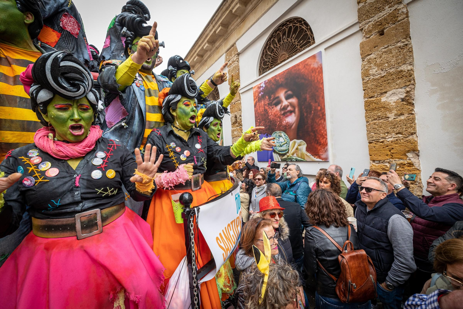 Imágenes del lunes de coros e ilegales del Carnaval de Cádiz 2023