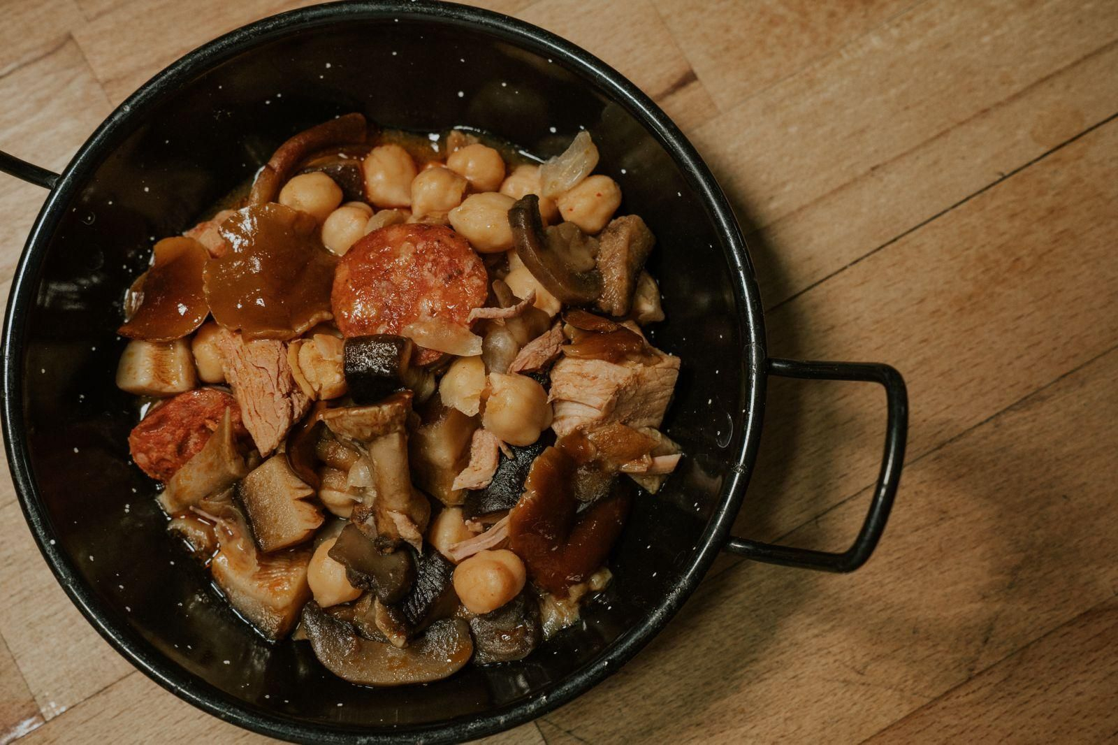 Tapa: Garbanzo de monte, potaje de garbanzos con setas silvestres. LA CANTINA DEL ESTADIO