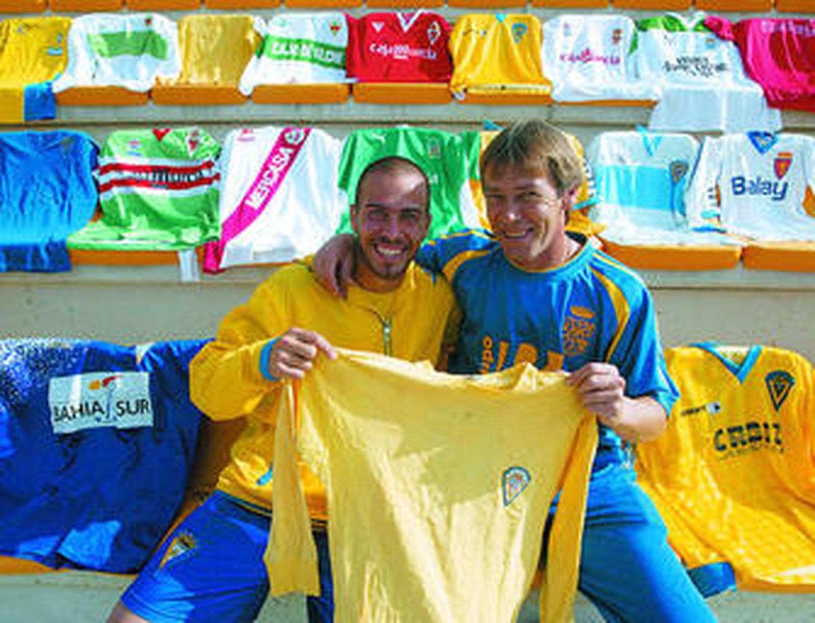 Una amplia colección de camisetas, como telón de fondo a una imagen entrañable de Fran y Pepe.