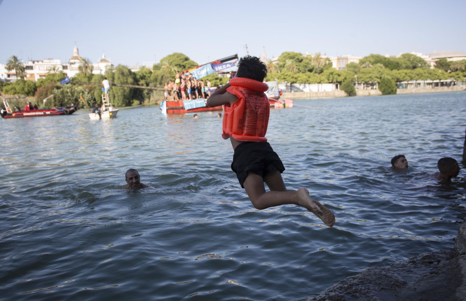 La cucaña de la Velá de Triana, en imágenes