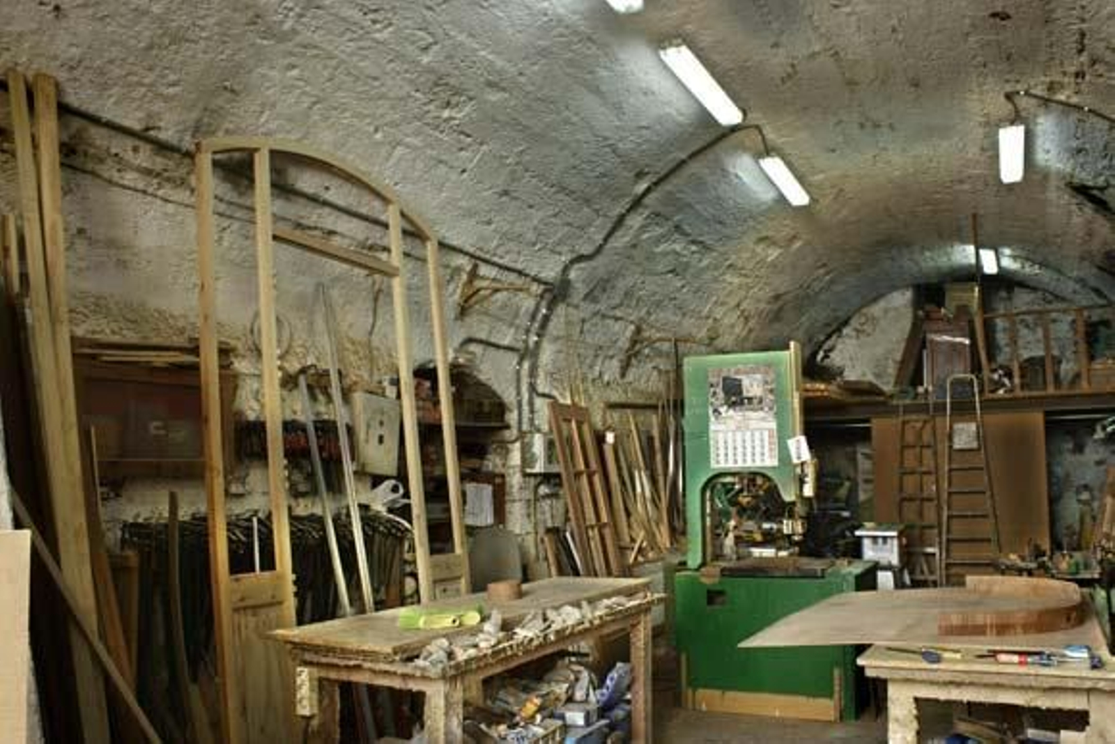 La muralla es un lugar poco conocido y transitado que se convierte en foco de actos vandálicos con pintadas, cristales rotos y orines

Foto: Almudena Torres