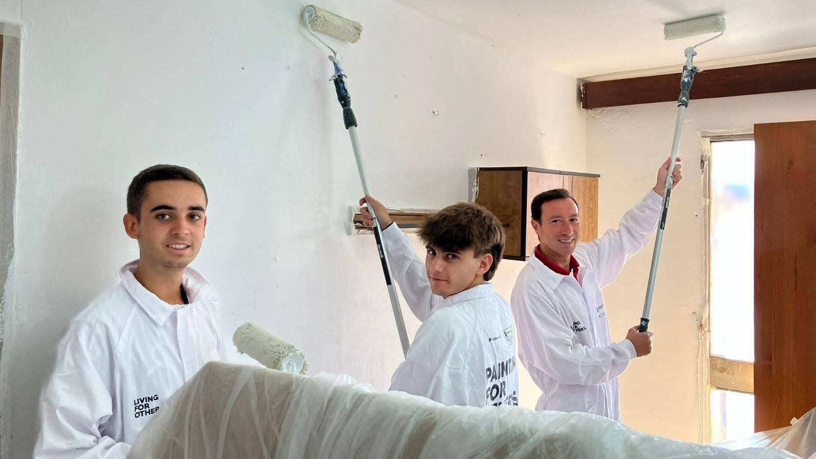 Uno de los equipos de voluntarios, pintando el interior de un domicilio.