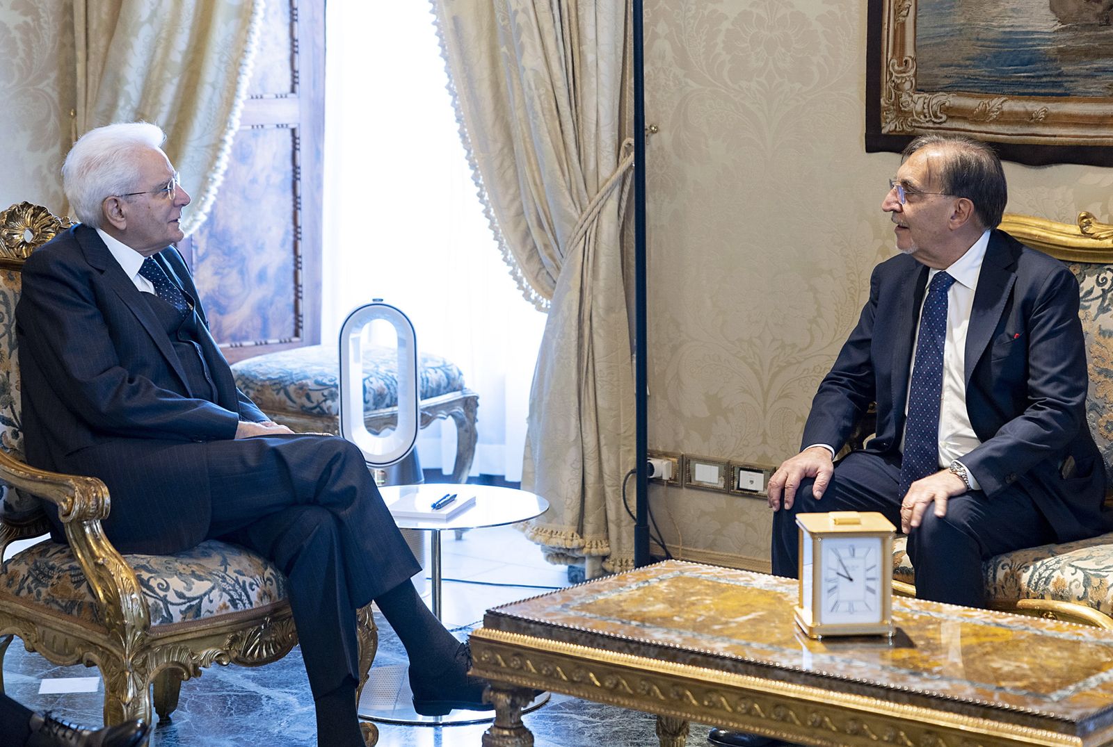 El presidente de Italia, Sergio Mattarella (izq.), recibe al nuevo presidente del Senado, Ignazio La Russa.