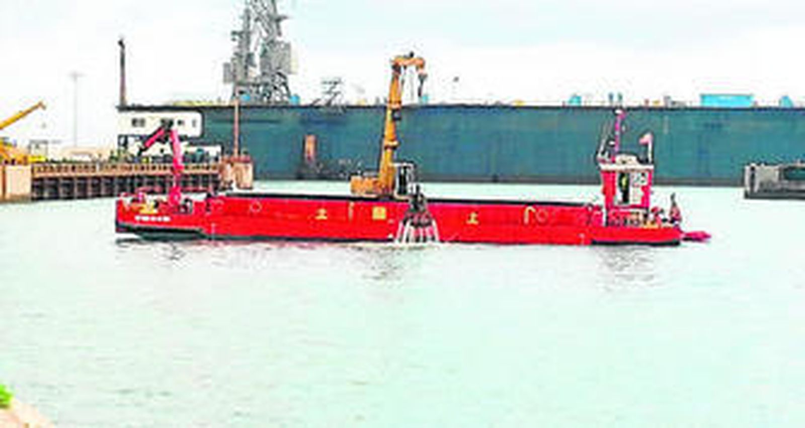 Imagen del dragado del dique 4 en el astillero de Navantia en la capital gaditana.