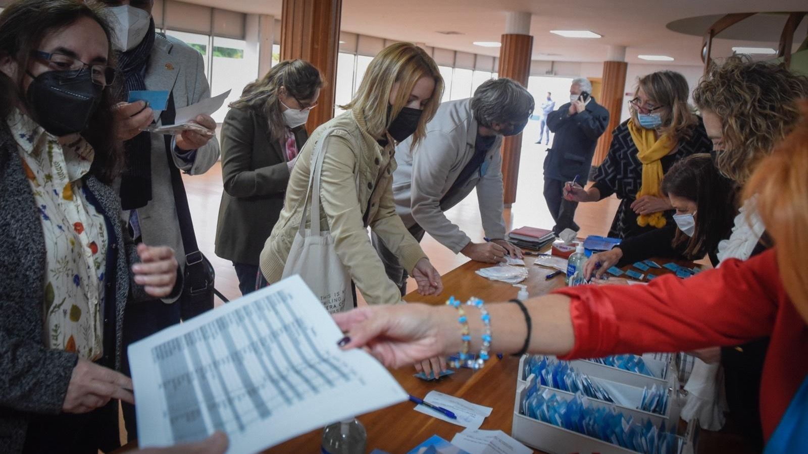 Los claustrales recogen sus credenciales.