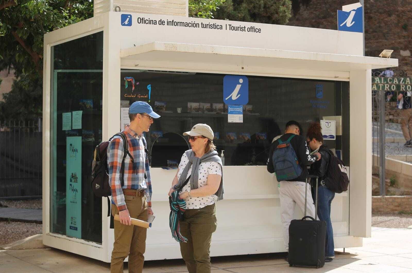 Turistas junto a una oficina de información en Málaga.