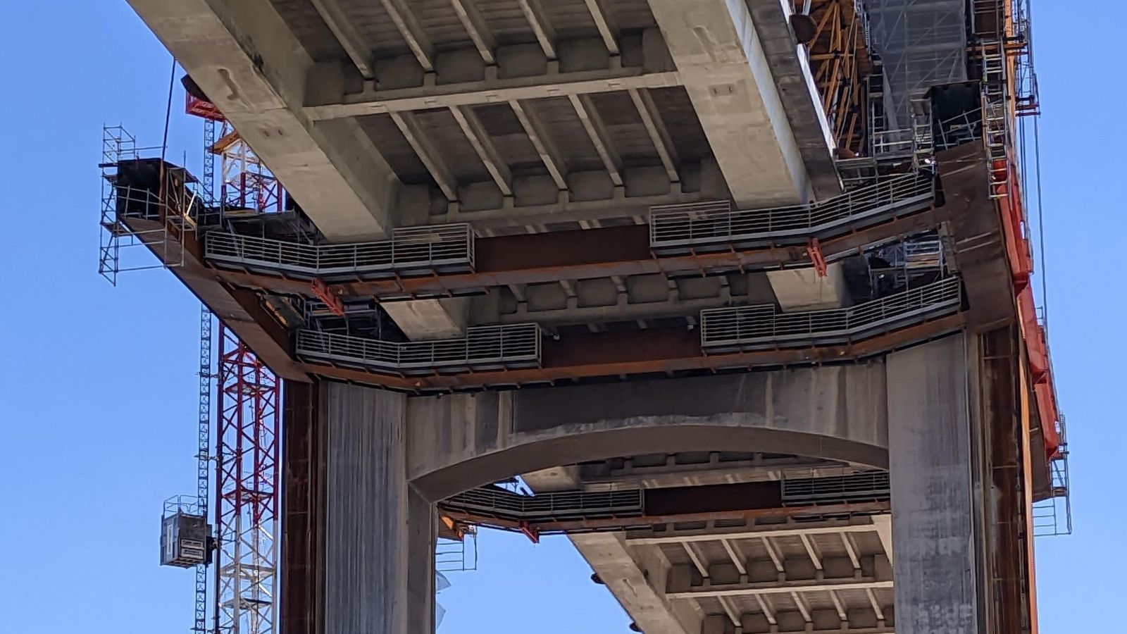 Las costillas de acero que sostendrán los nuevos tirantes