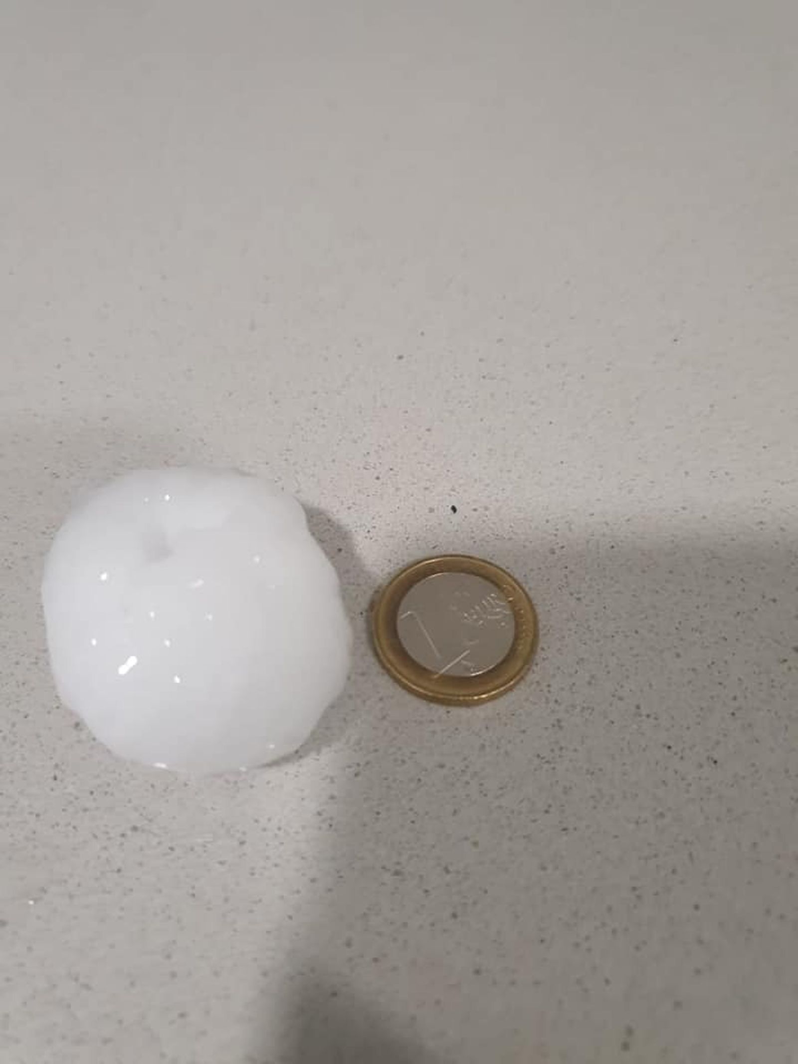 Granizo comparado con una moneda de euro.