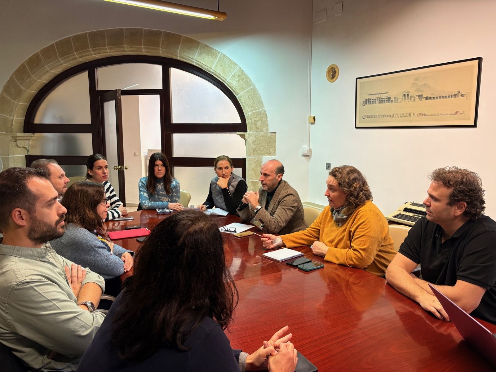 La delegada de Urbanismo en una reunión de planificación con los técnicos de la Inspección de Guardia.