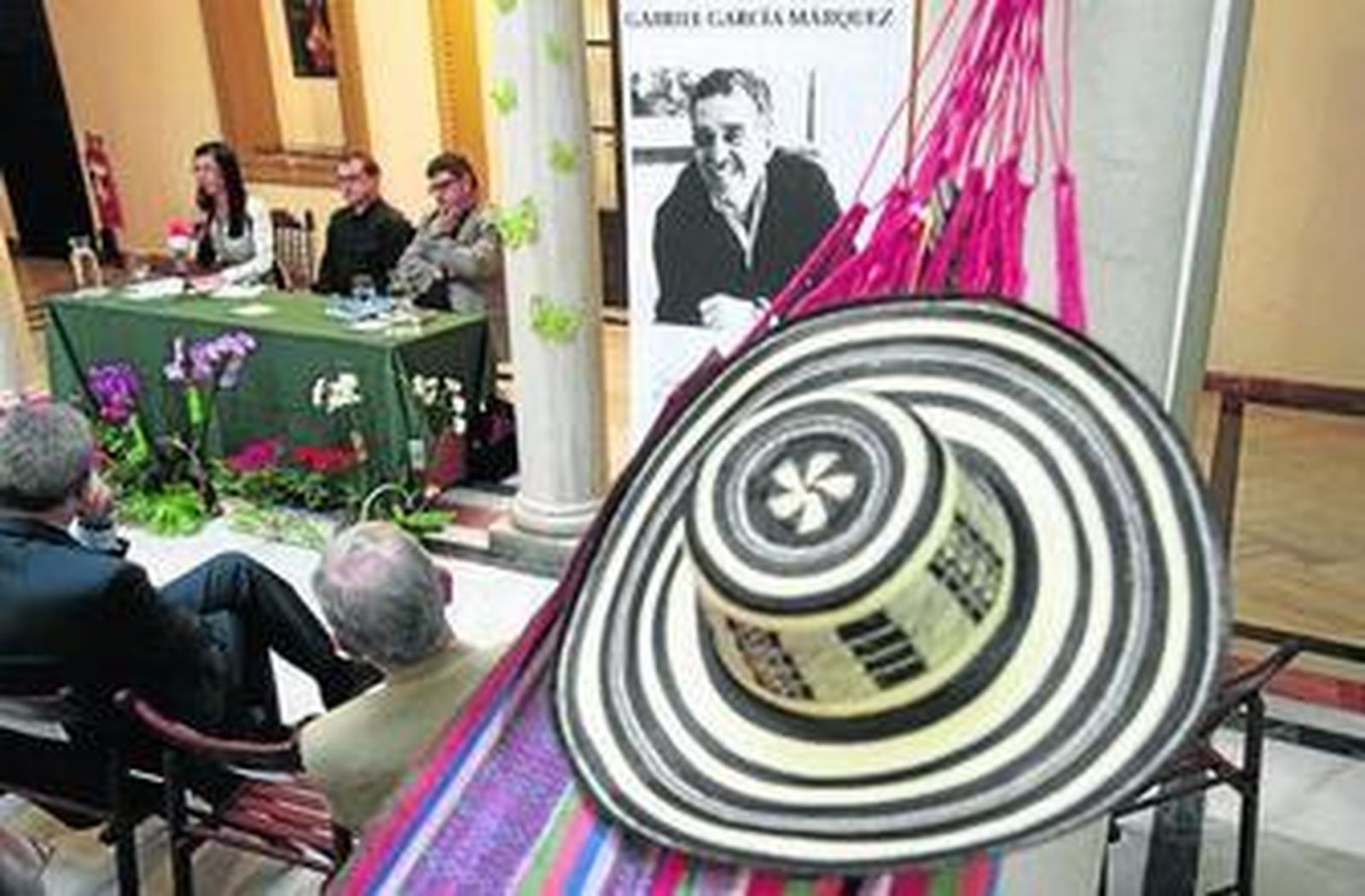 Dos himnos y un minuto de silencio