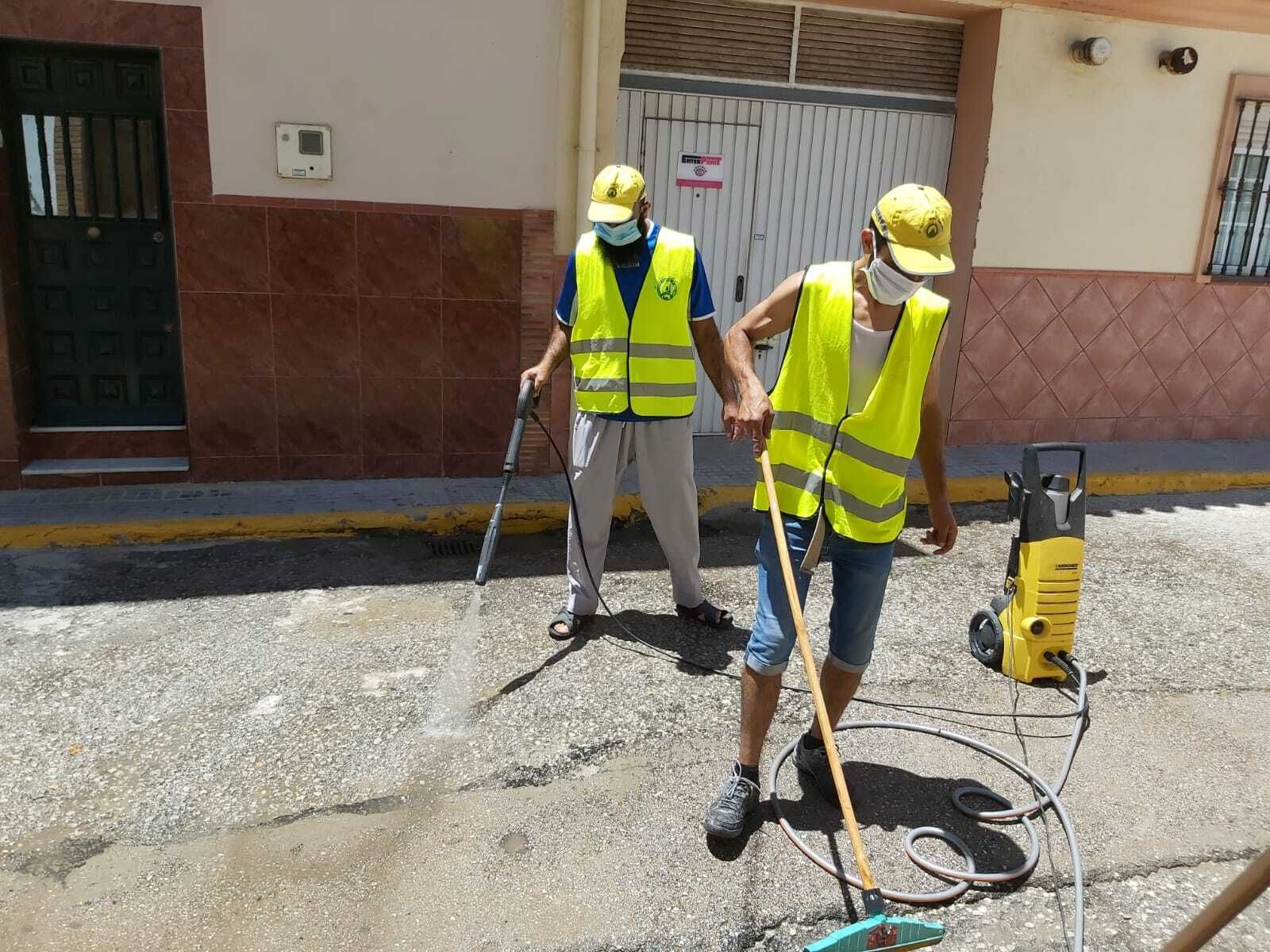Fotos de las labores de higiene y desinfección de la mezquita Houda de Algeciras