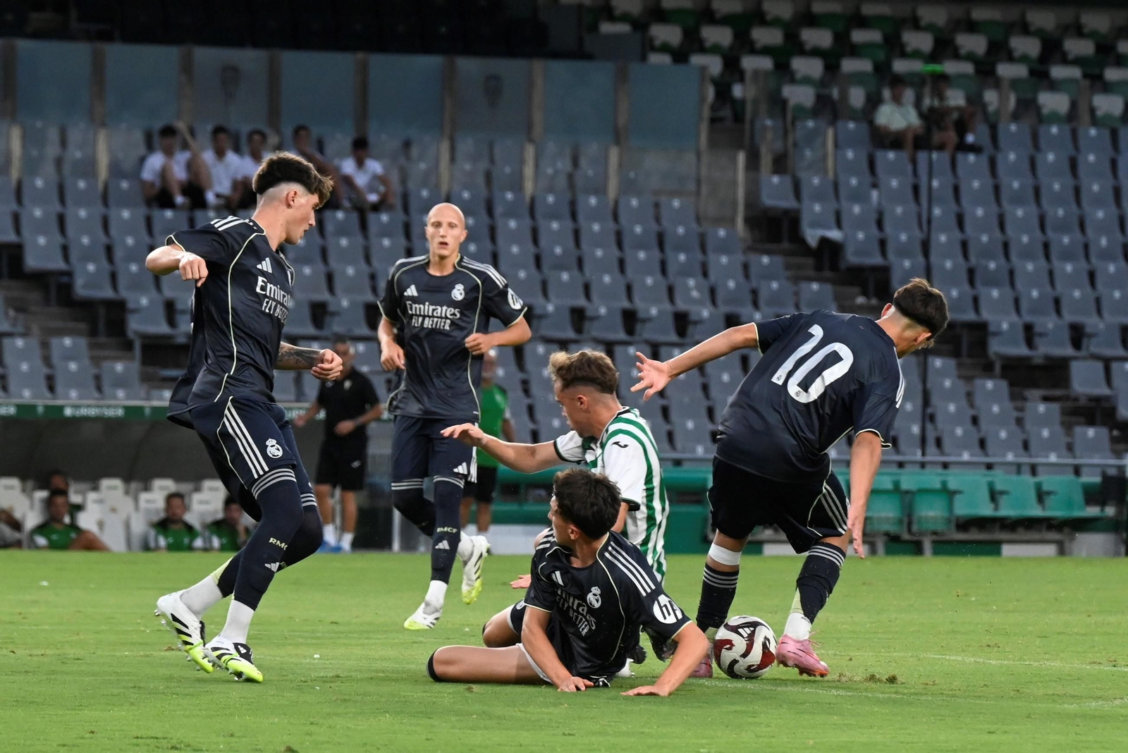 Las mejores fotos del ambiente en El Arcángel para el Córdoba CF - Real Madrid del Mundial de Clubes sub 18