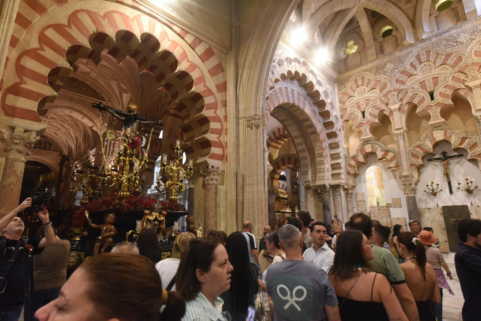Las mejores fotos de las imágenes del Magno Vía Crucis en la Catedral de Córdoba
