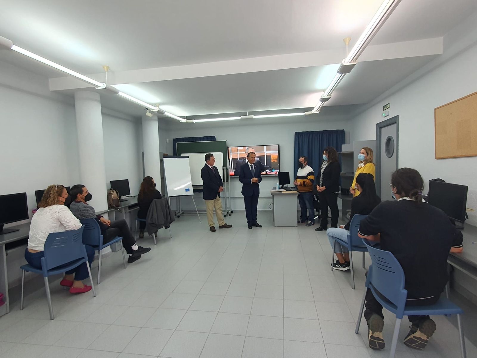 El alcalde, durante su visita al primer curso de operaciones básicas de Restaurante y  Bar de Dipuform@.