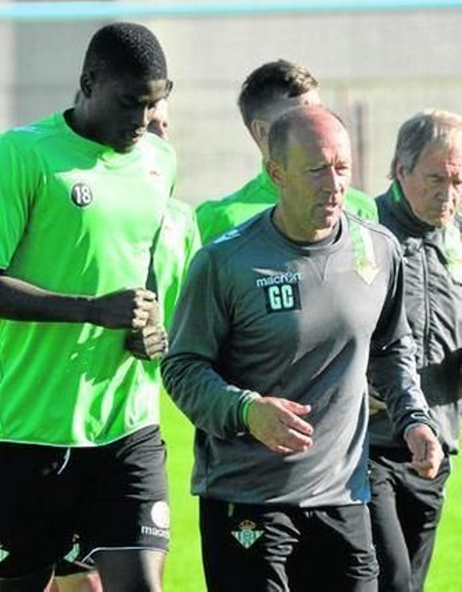 Gabriel Humberto Calderón junto a N'Diaye y con Eduardo Anzarda detrás.