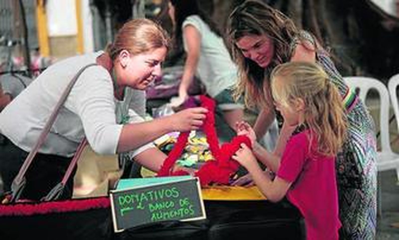 Algunas de las tejedoras del grupo No-Madeja-Das, ayer en la Plaza del Museo.