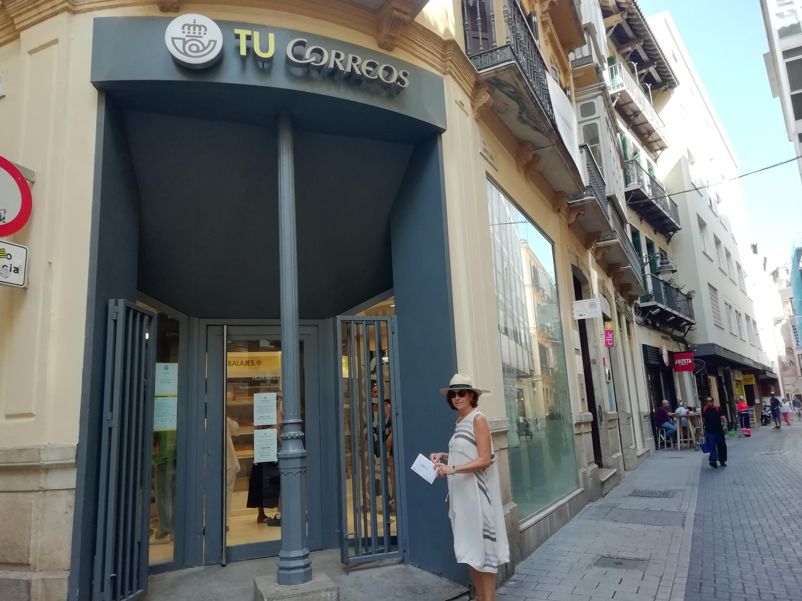 Estrella ante la oficina de la calle Santa Lucía, en Málaga capital.