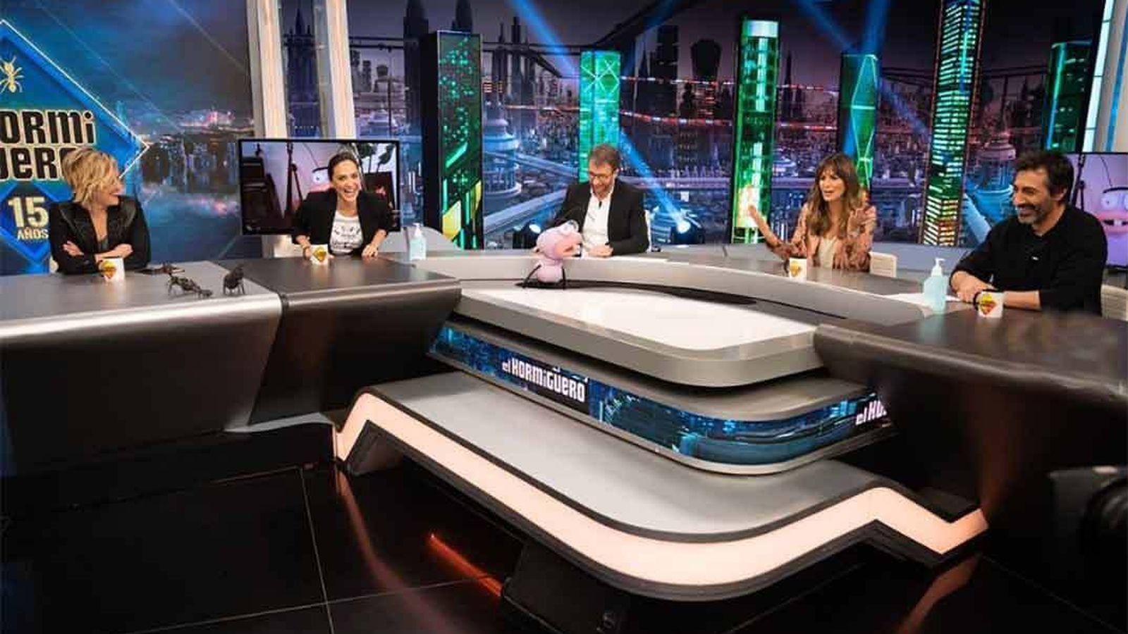 Tamara Falcó (segunda por la i.), con Pablo Motos y sus compañeros en 'El Hormiguero 3.0'.