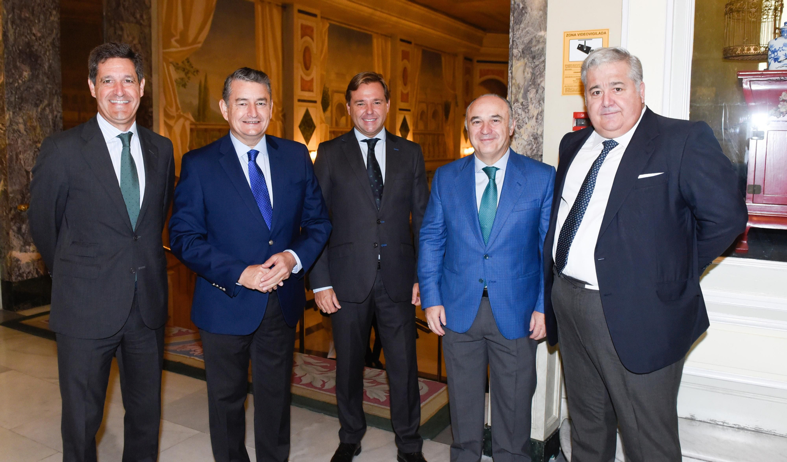 Los invitados al Foro Joly con Juanma Moreno en Madrid, en imágenes