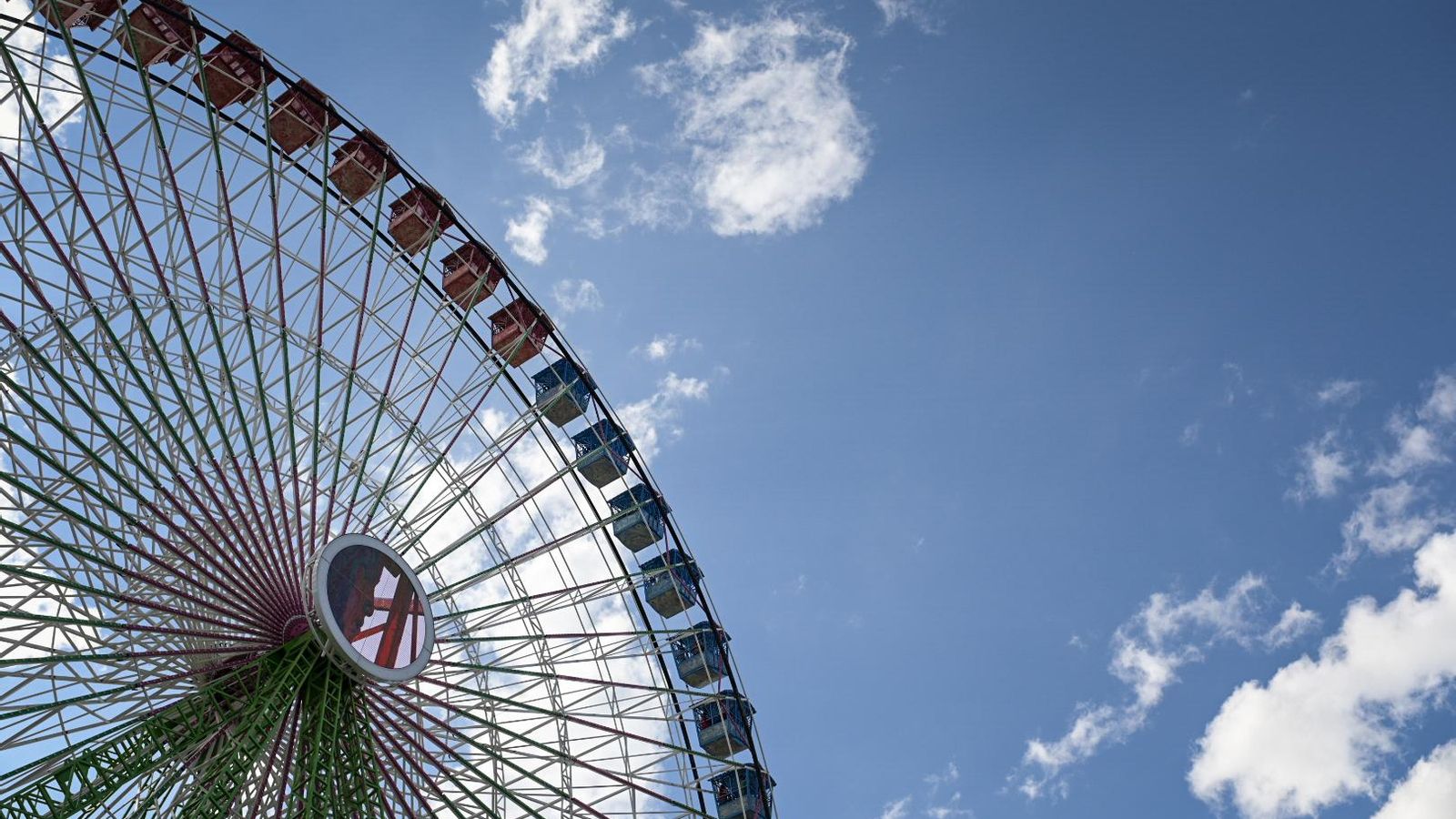 La noria, recortada en un cielo azul clásico sevillano.