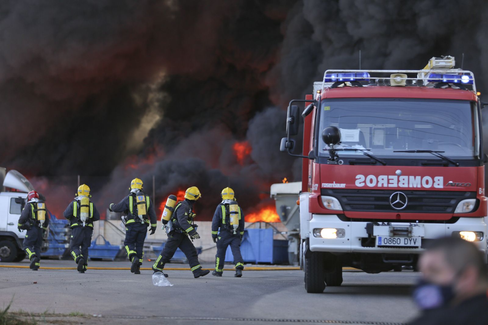 El incendio en el polígono Guadalhorce de Málaga, en fotos