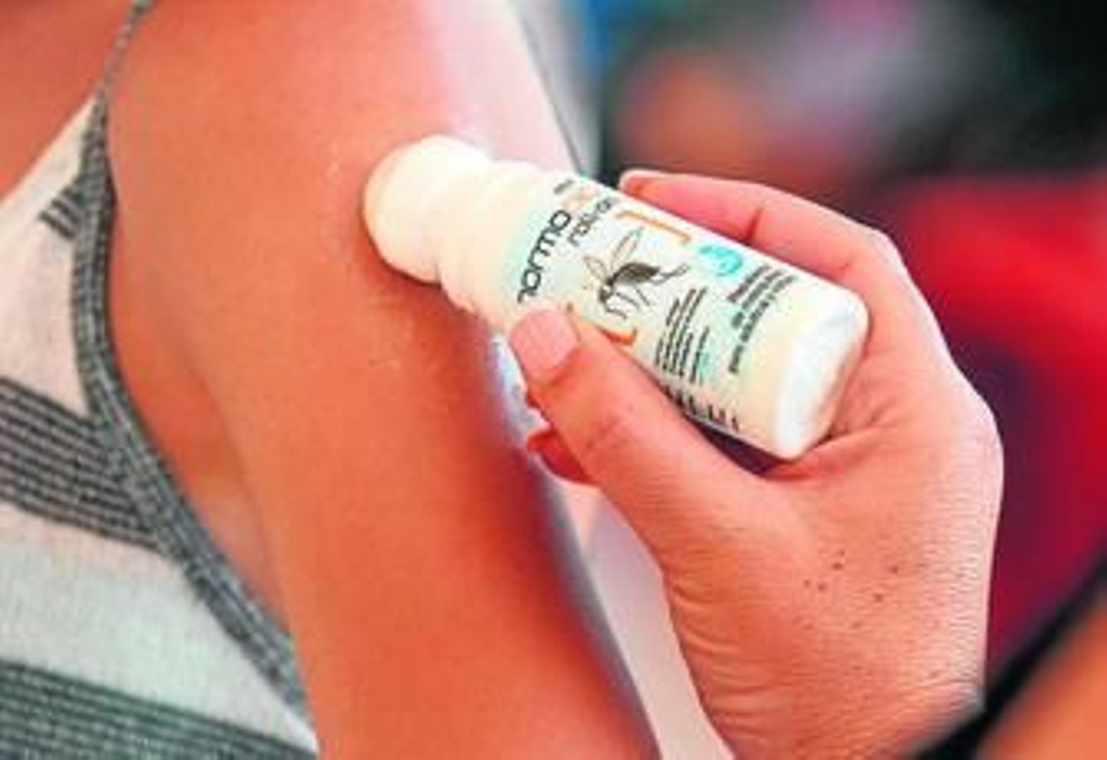 Una mujer aplica un calmante tras la picadura de un mosquito, en una imagen de archivo.