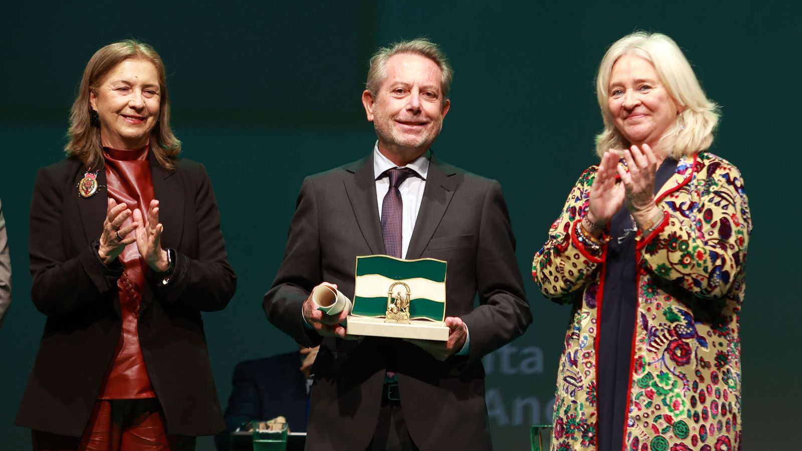 Francisco Coro, con la Bandera de Andalucía del Deporte de la provincia de Cádiz.