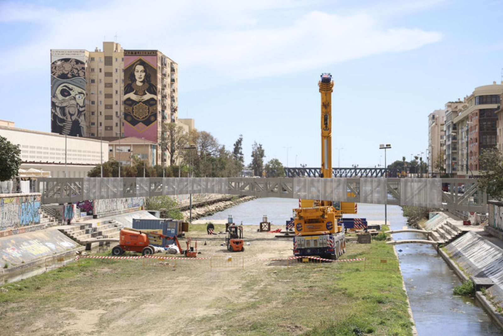 El nuevo puente del CAC ya luce sobre el Guadalmedina