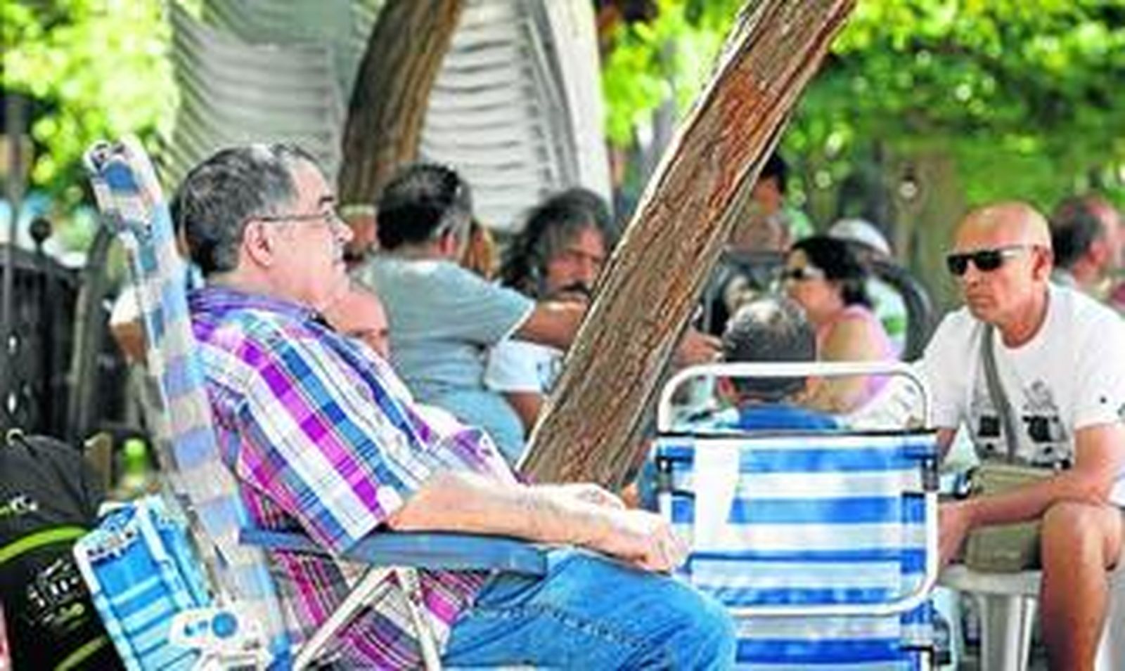 Un grupo de ex Delphi, en la plaza de España de Cádiz durante su concentración de dos días.