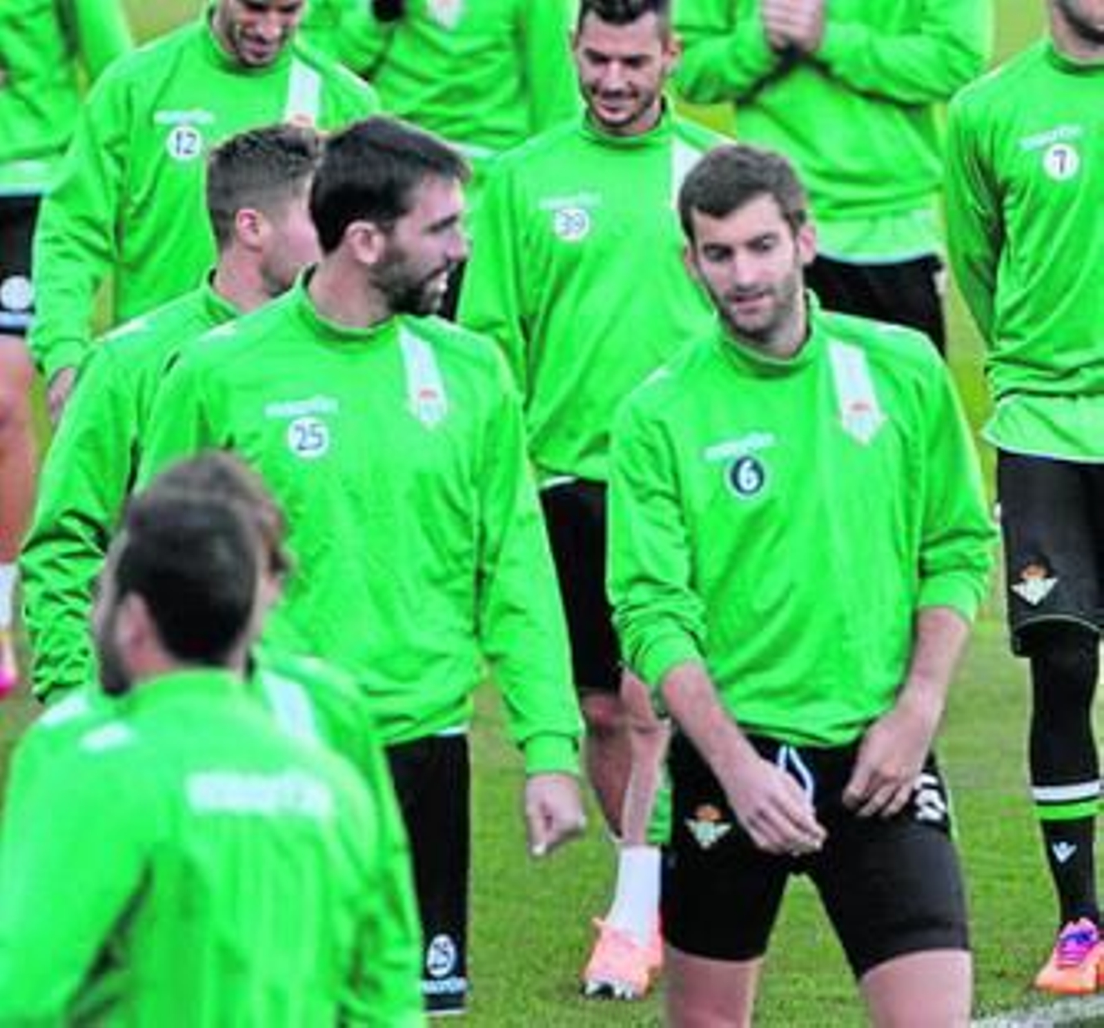 Leo Baptistao, a la derecha, conversa con Jordi Figueras.