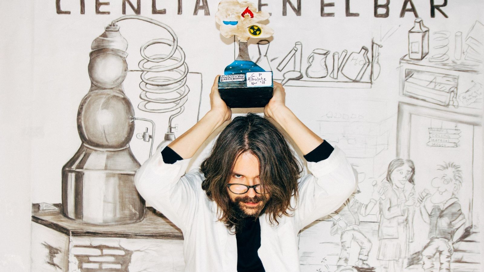 Guirado posa con un trofeo realizado por presos de la prisión de Albolote, donde realizaron un actuación gracias a la Asociación Entrelibros.