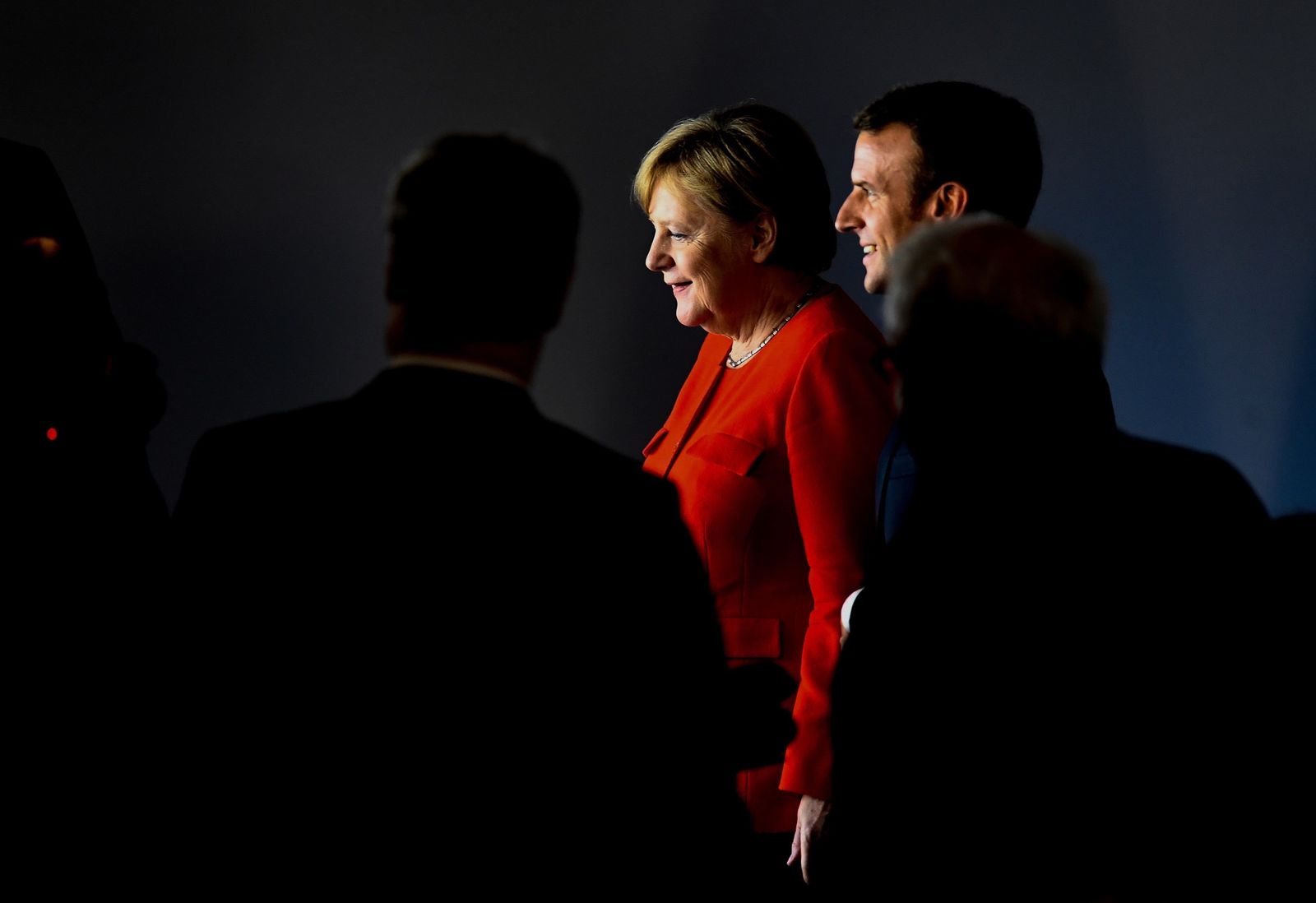 La canciller Angela Merkel y el presidente francés, Emmanuel Macron, tras la conclusión de la rueda de prensa ofrecida tras la reunión bilateral.