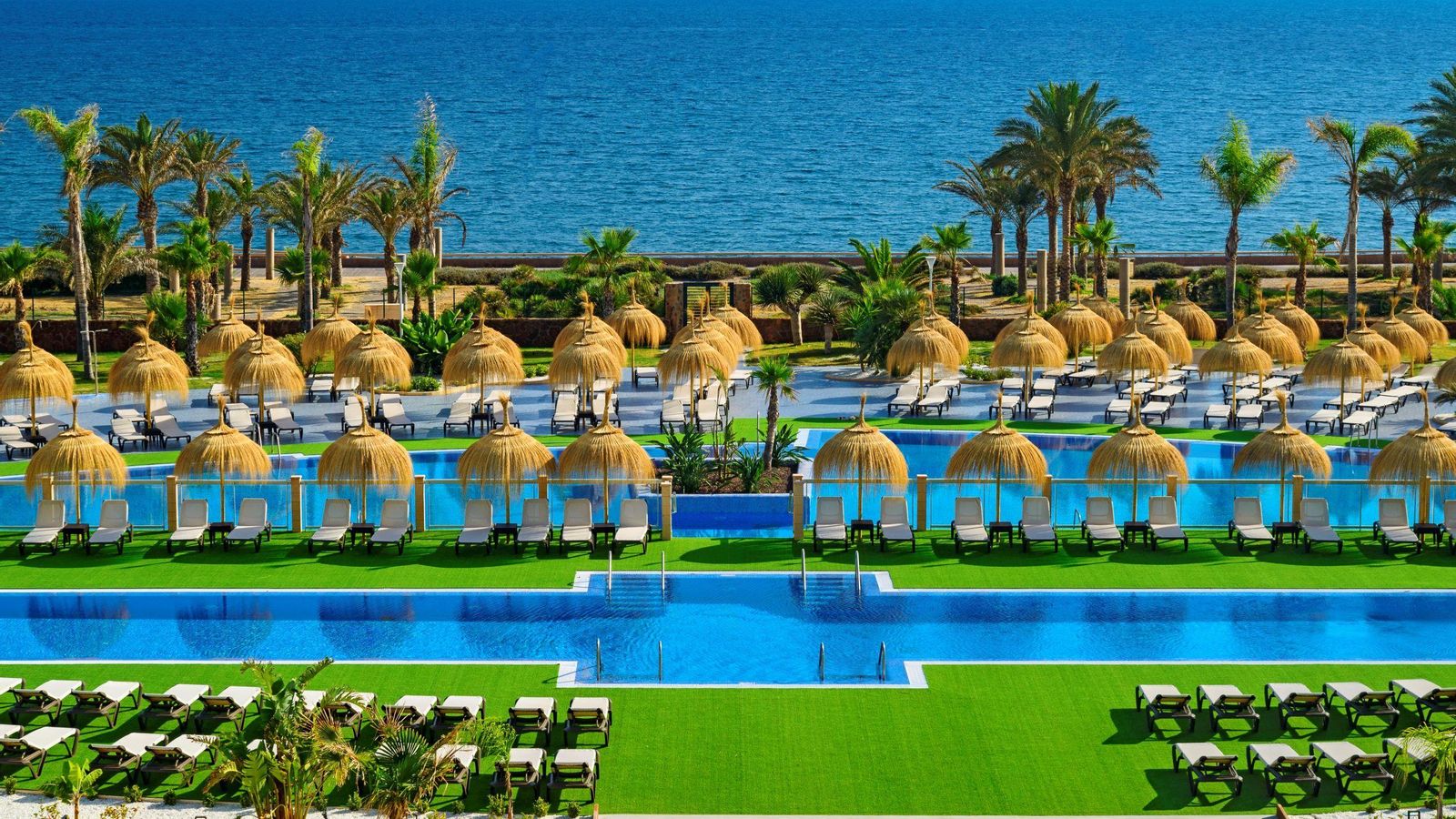 Zona de piscina en Cabogata Beach.