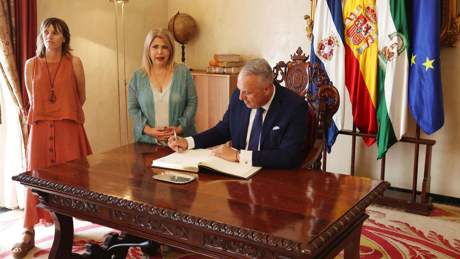 Ruix Boix firmando en el libro de honor del Ayuntamiento.