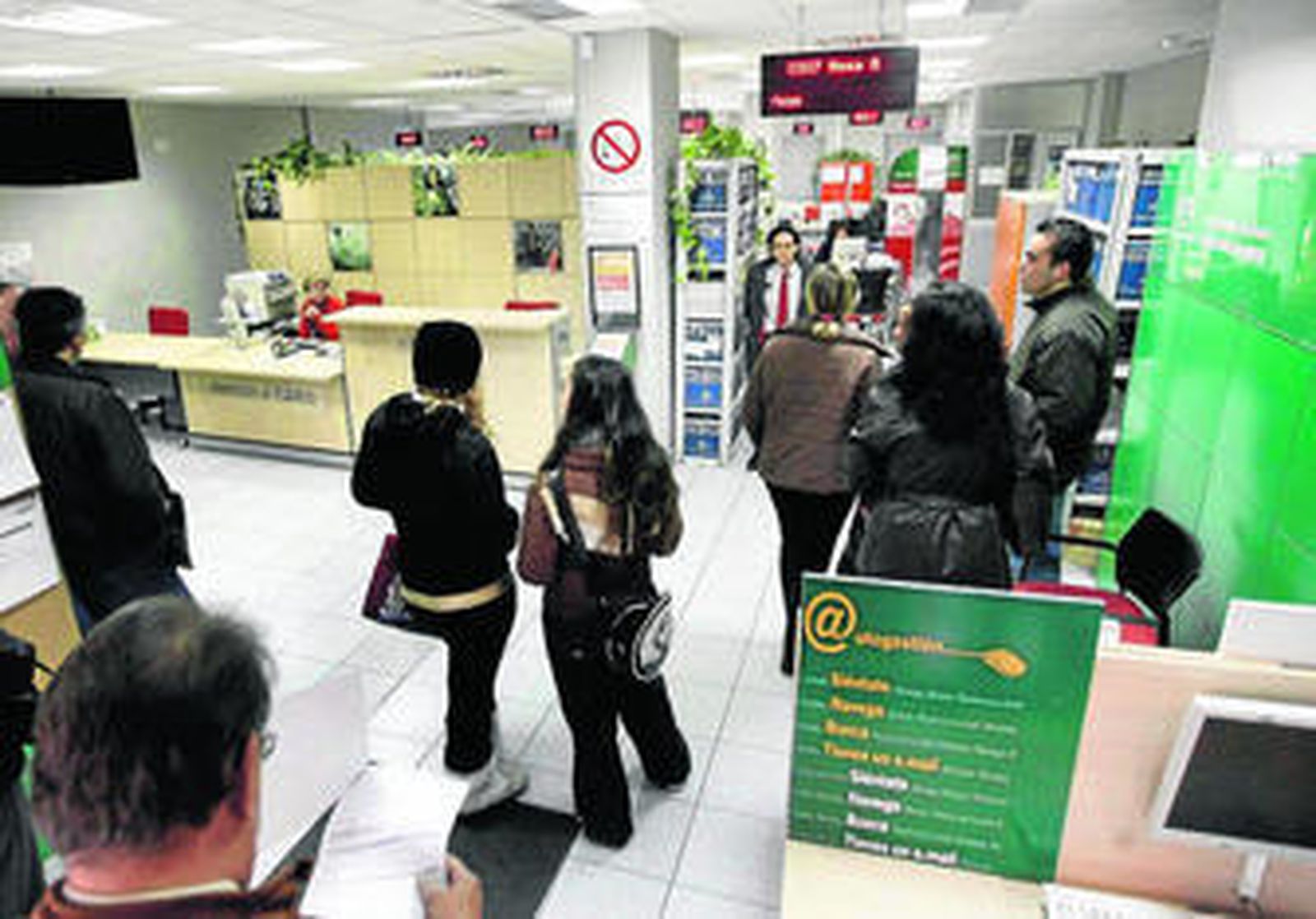 Varios ciudadanos hacen cola en una oficina del Servicio Andaluz de Empleo (SAE).