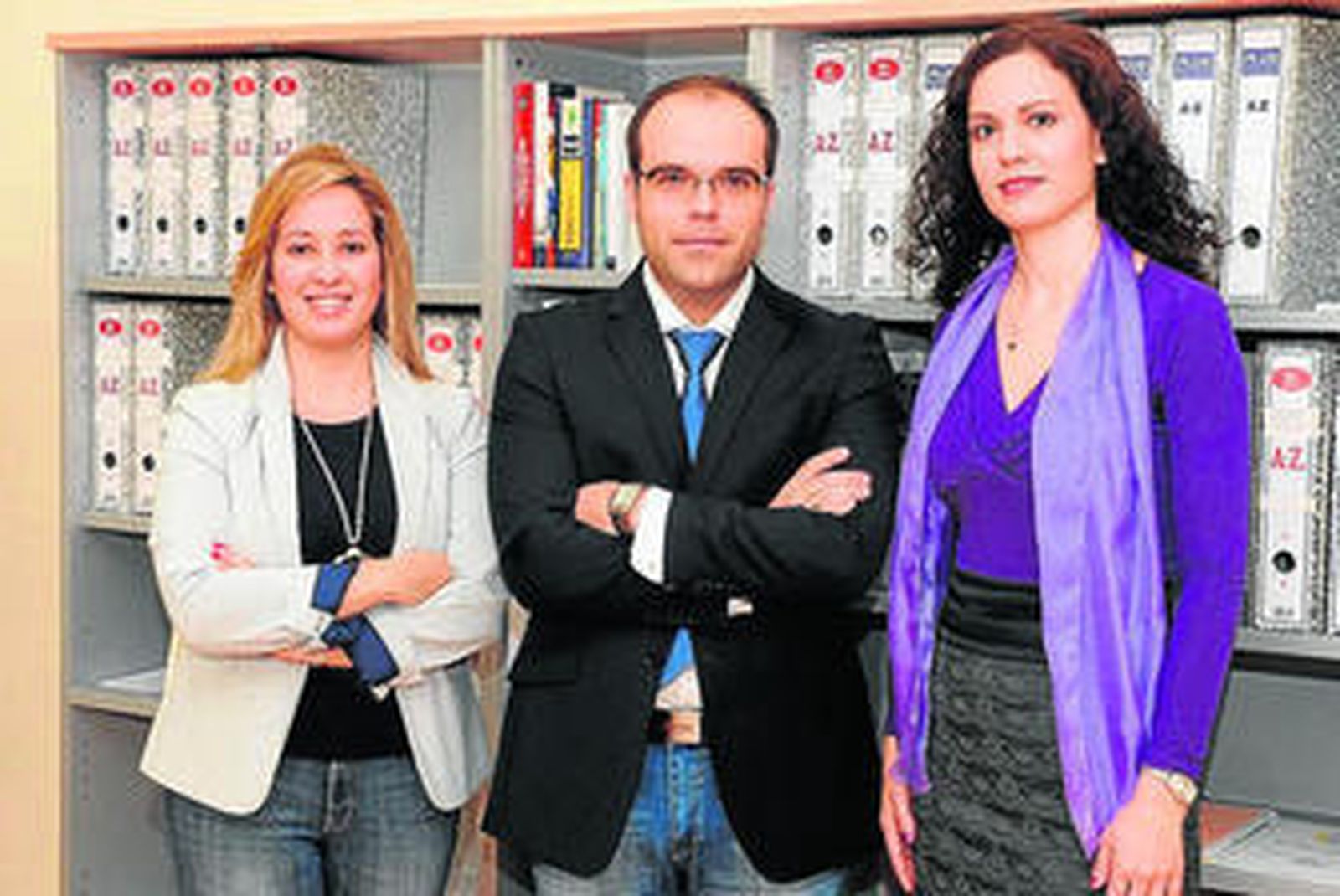 Paqui Torres, Alejandro Granados y Mª Ángeles Mata, en la asesoría..