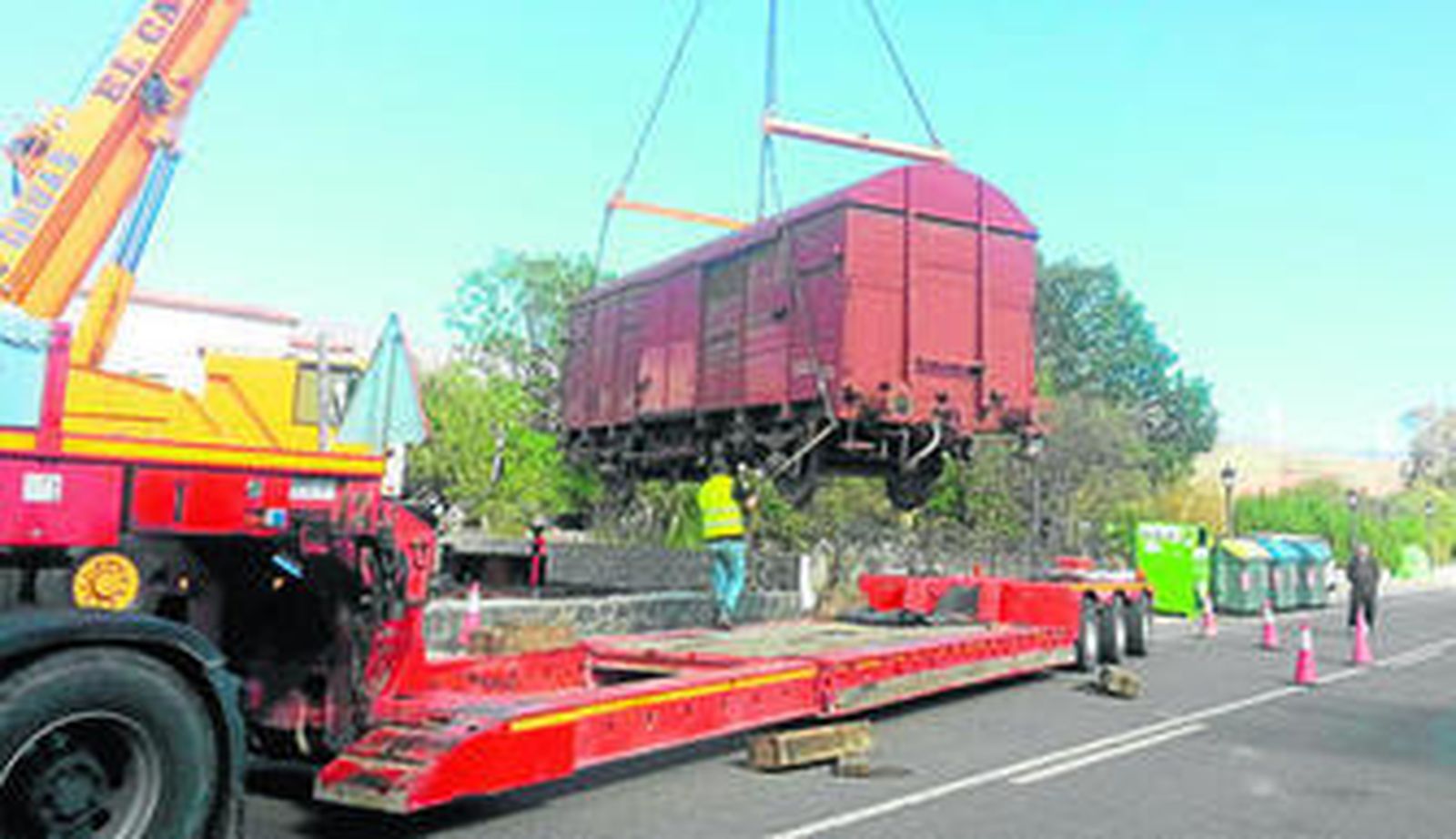 Una grúa de grandes dimensiones fue la encargada de transportar y colocar el vagón que pesa varias toneladas.