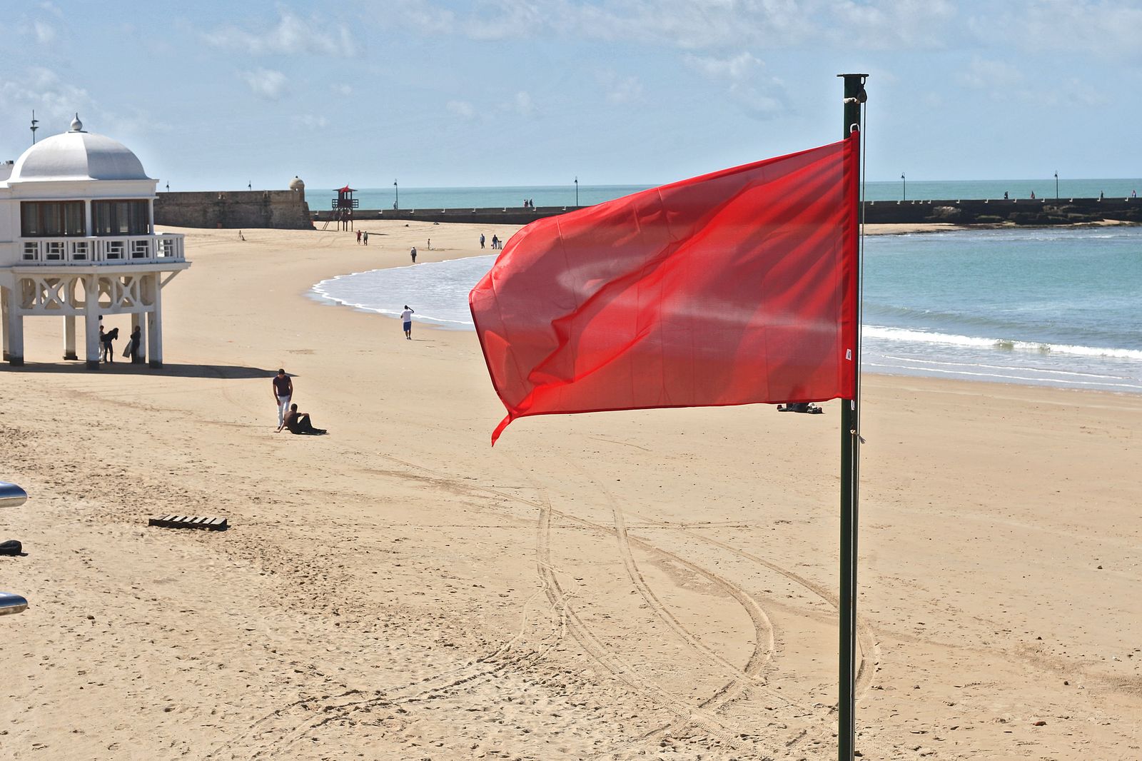 La bandera roja en la playa de La Caleta, en una fotografía de archivo.