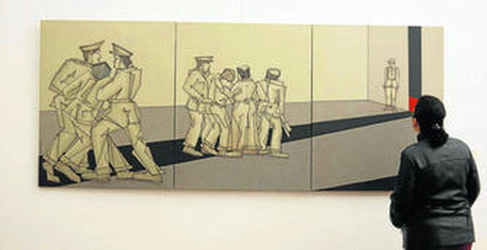 Una visitante observa una de las obras de Paco Ayala expuestas en el Ateneo, ayer, en la inauguración.