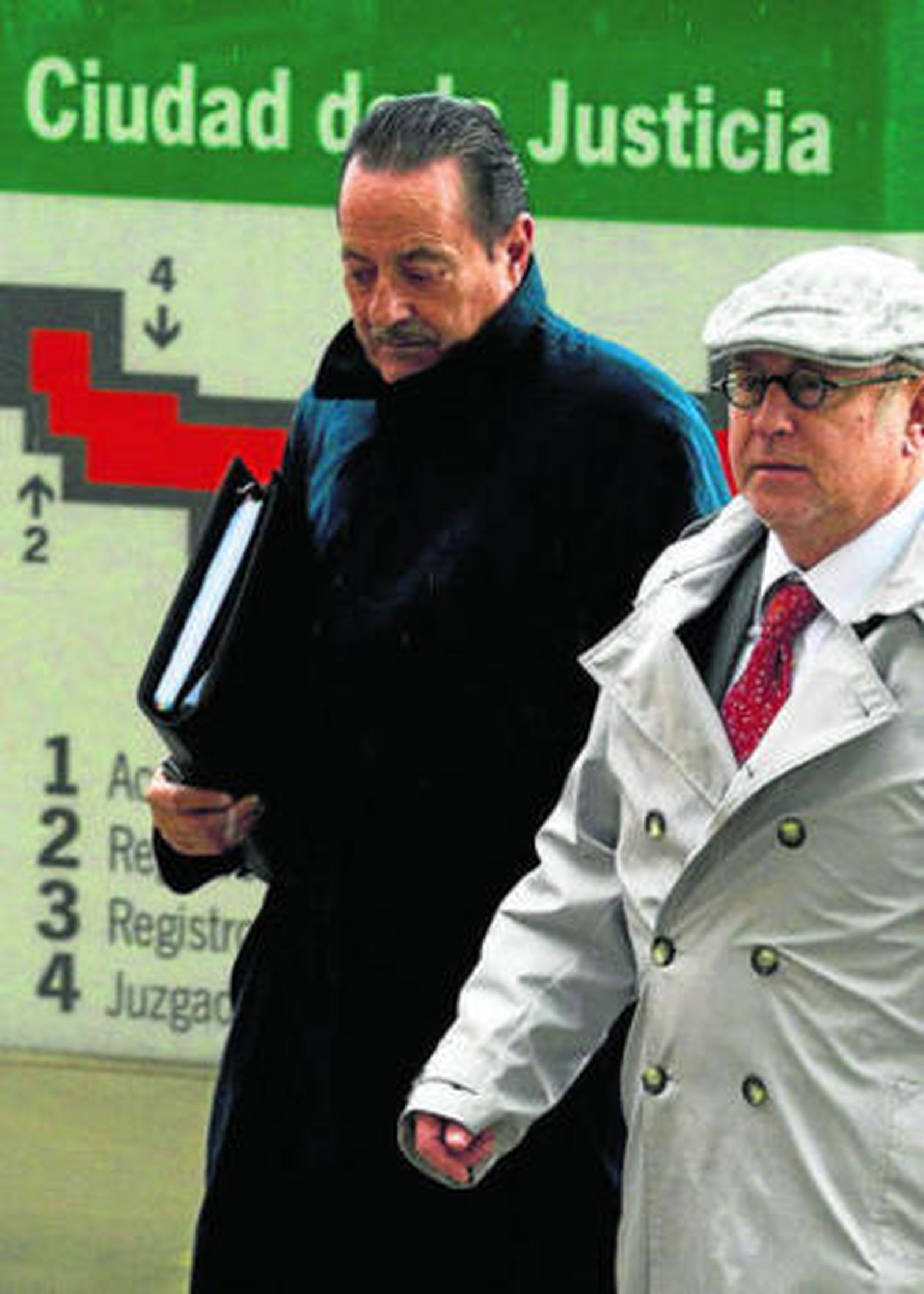 Julián Muñoz, ayer a la llegada al juicio junto a su abogado.