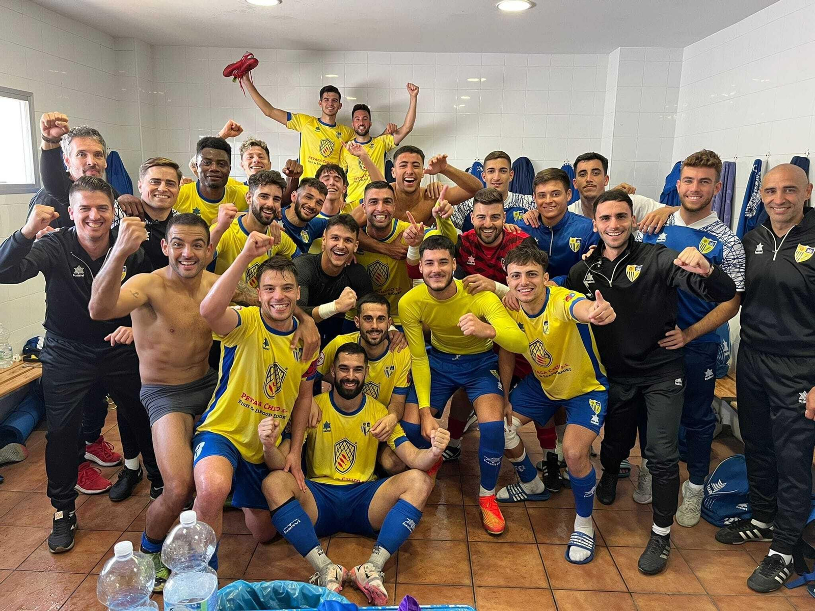 Celebración en el vestuario conileño a la finalización del encuentro.