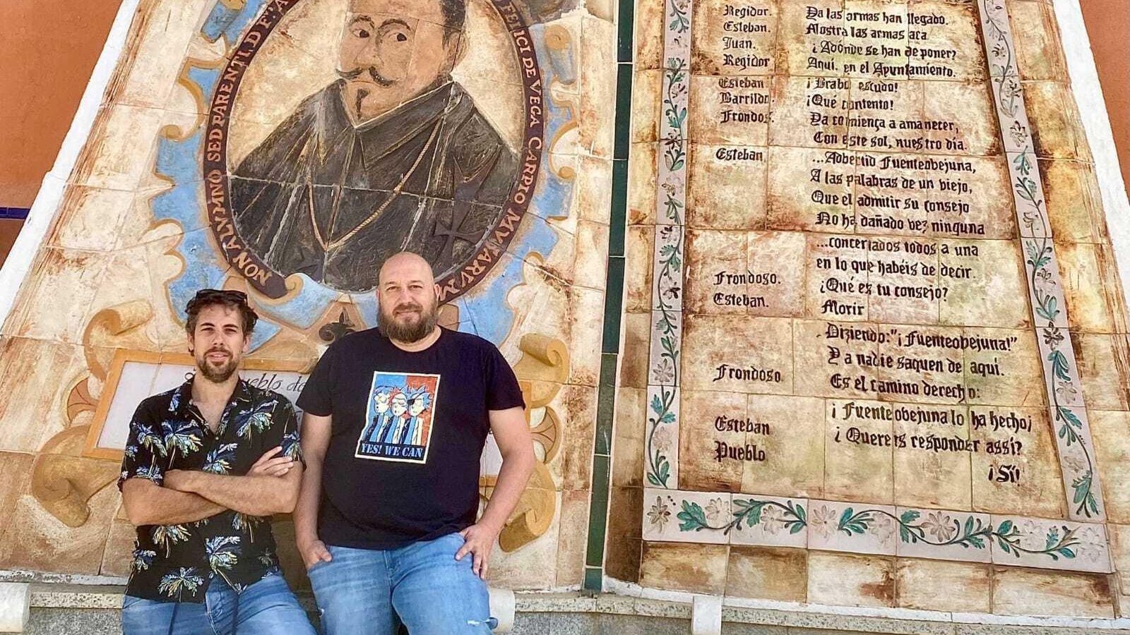 Cuevas y Pedro Hofhuis junto a un memorial de Lope de Vega en Fuente Obejuna.