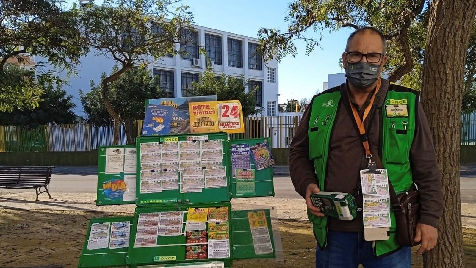 El vendedor Juan Manuel Otero, que ha repartido la suerte entre una veintena de vecinos de San Fernando.