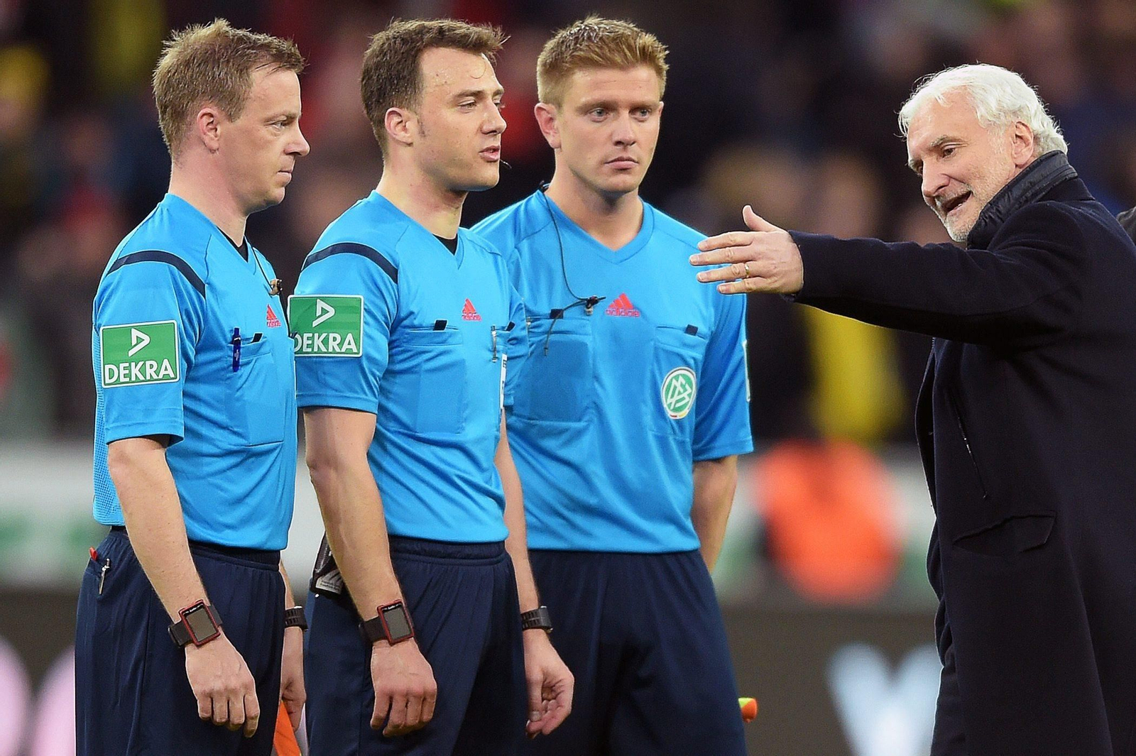 Tuvo que ser Rudi Voller el que convenció al colegiado para que regresara al campo.